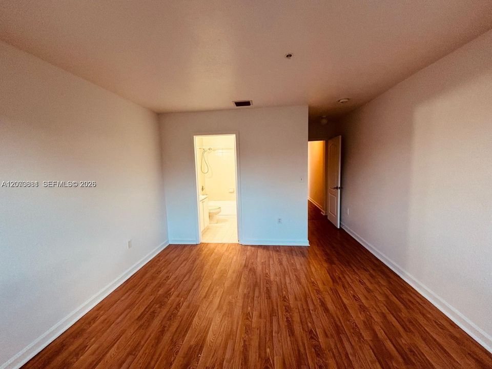 For Sale: $299,000 (2 beds, 2 baths, 1298 Square Feet)