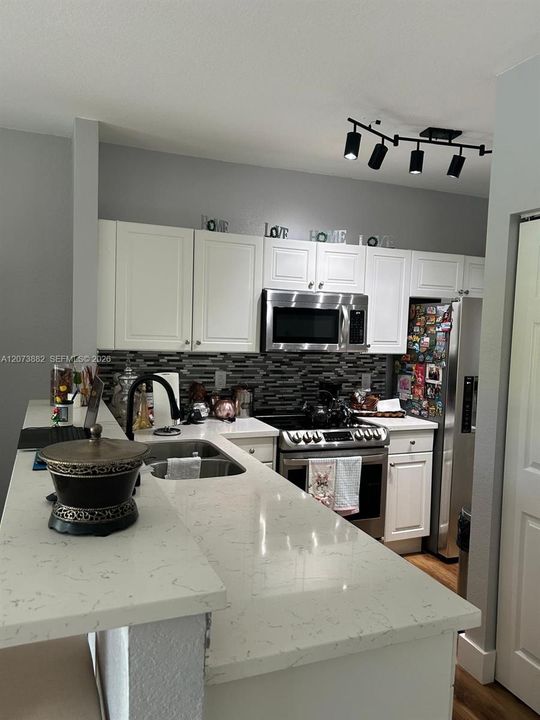 For Rent: $2,300 (3 beds, 2 baths, 1169 Square Feet)
