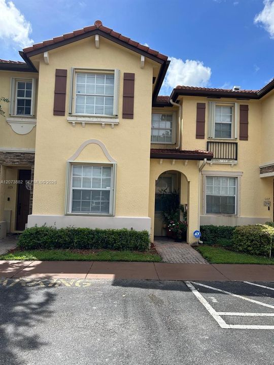 For Rent: $2,300 (3 beds, 2 baths, 1169 Square Feet)