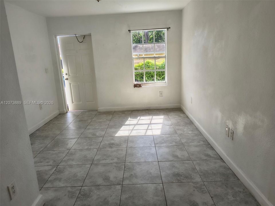 For Rent: $1,900 (2 beds, 1 baths, 1887 Square Feet)