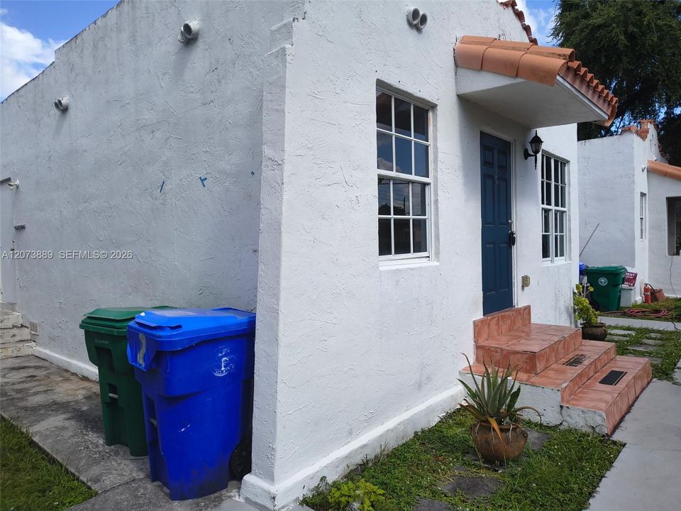 For Rent: $1,900 (2 beds, 1 baths, 1887 Square Feet)