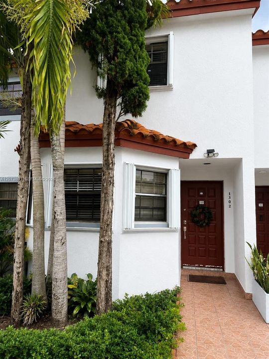 For Rent: $2,450 (2 beds, 2 baths, 1210 Square Feet)