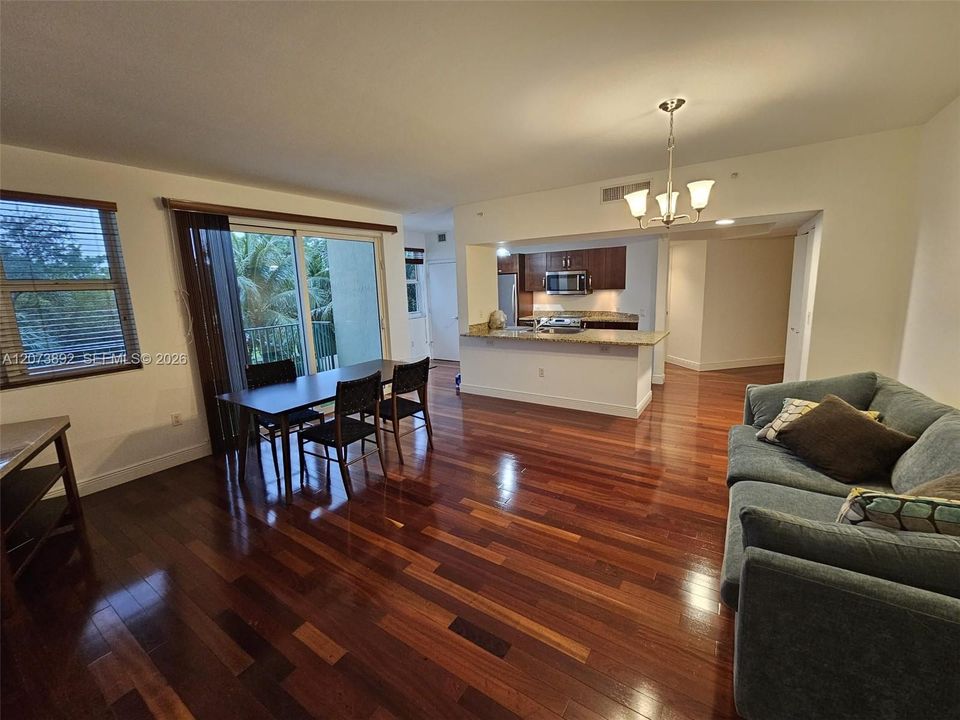 For Rent: $2,500 (1 beds, 1 baths, 914 Square Feet)
