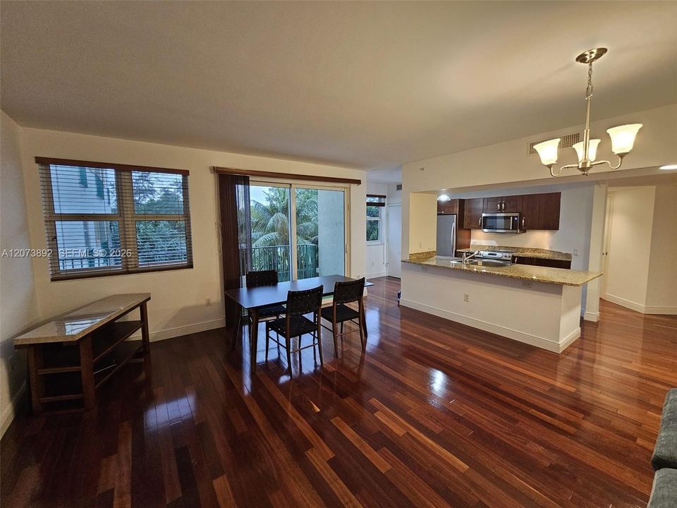 For Rent: $2,500 (1 beds, 1 baths, 914 Square Feet)