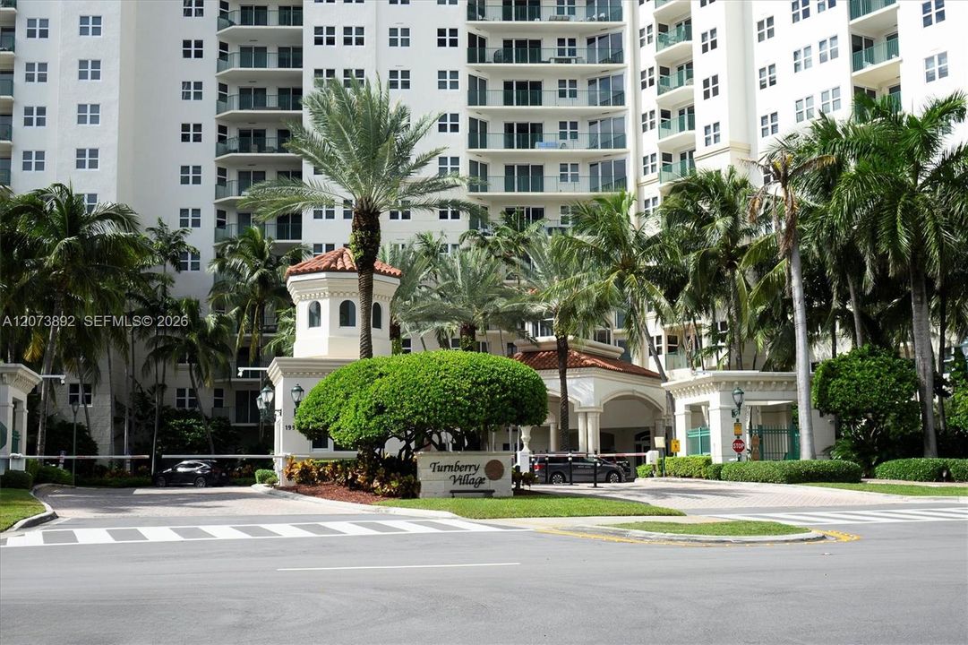 For Rent: $2,500 (1 beds, 1 baths, 914 Square Feet)