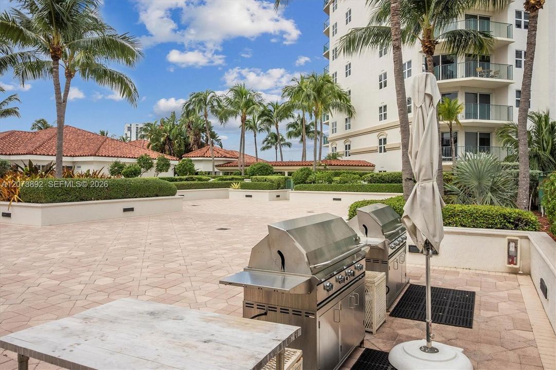 For Rent: $2,500 (1 beds, 1 baths, 914 Square Feet)
