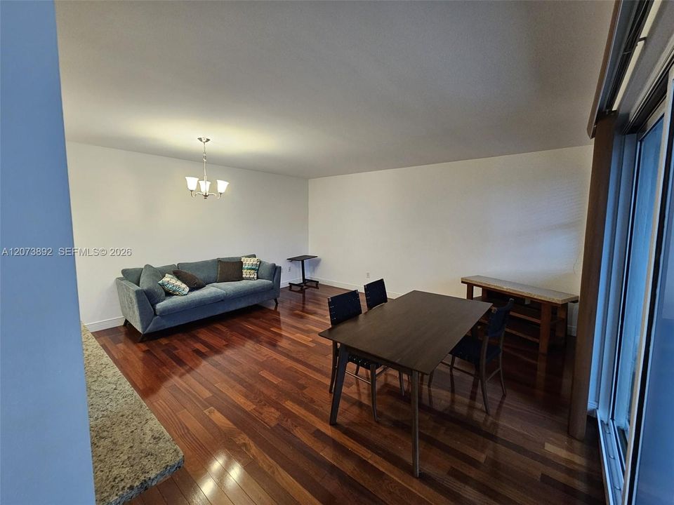 For Rent: $2,500 (1 beds, 1 baths, 914 Square Feet)