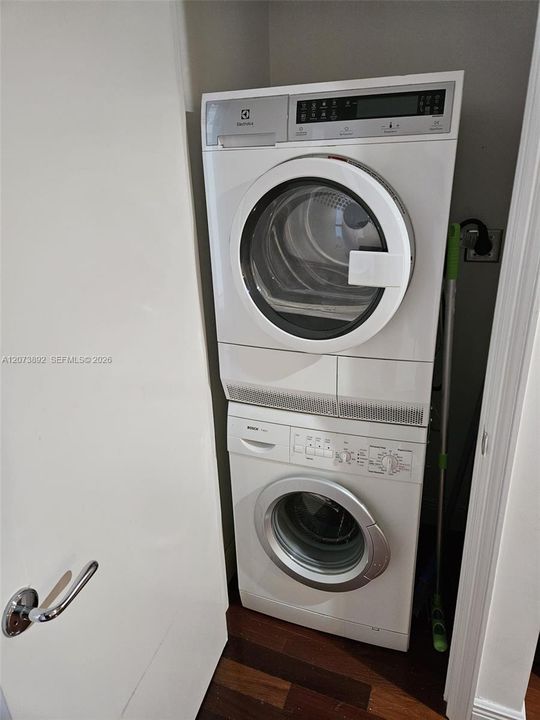For Rent: $2,500 (1 beds, 1 baths, 914 Square Feet)