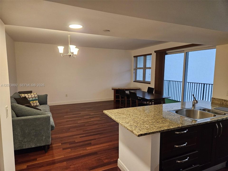 For Rent: $2,500 (1 beds, 1 baths, 914 Square Feet)
