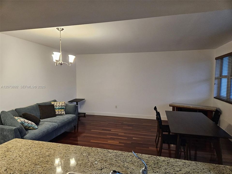 For Rent: $2,500 (1 beds, 1 baths, 914 Square Feet)