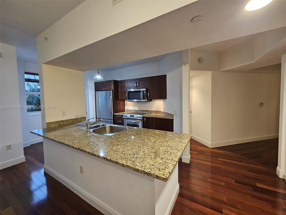 For Rent: $2,500 (1 beds, 1 baths, 914 Square Feet)