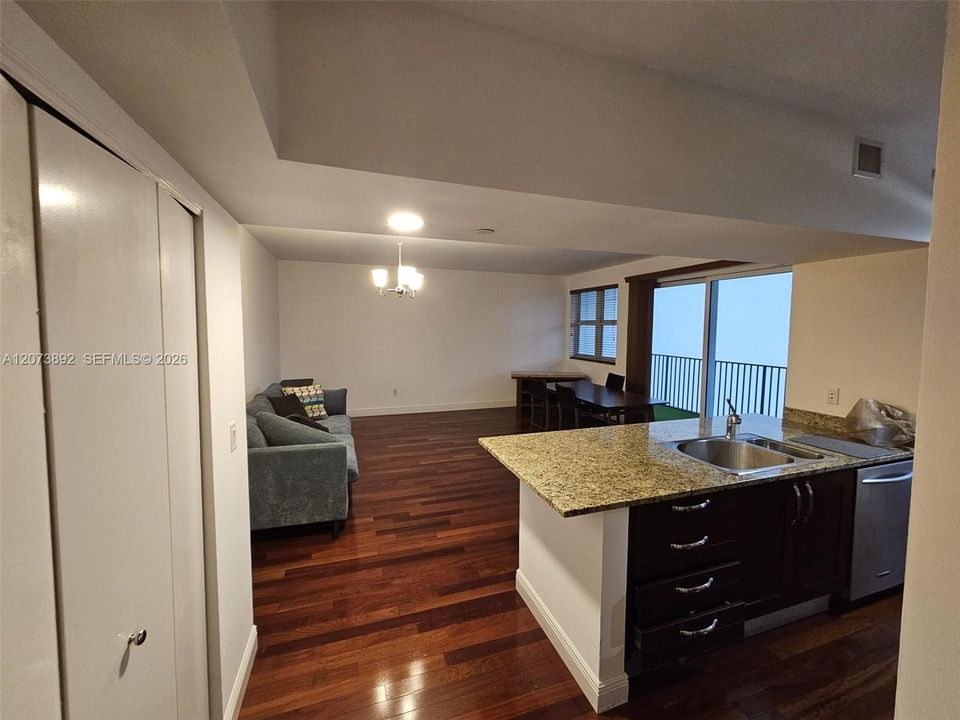 For Rent: $2,500 (1 beds, 1 baths, 914 Square Feet)