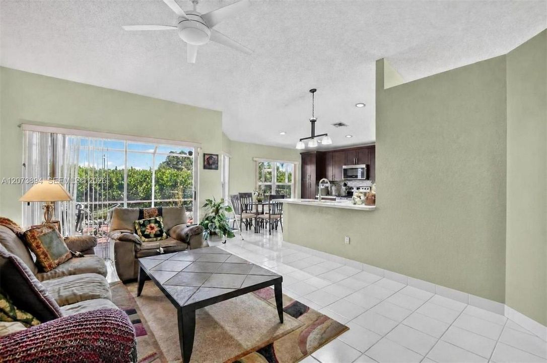 En Venta: $565,000 (3 camas, 2 baños, 1864 Pies cuadrados)