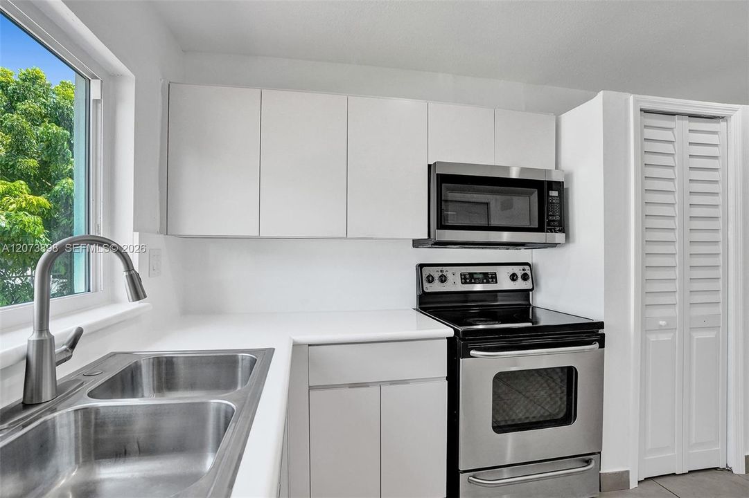 For Sale: $1,200,000 (7 beds, 4 baths, 3420 Square Feet)