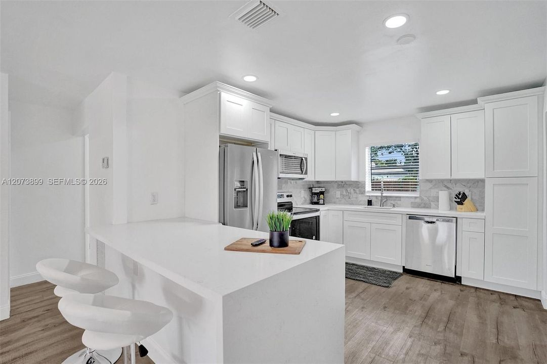 For Sale: $498,500 (2 beds, 1 baths, 841 Square Feet)