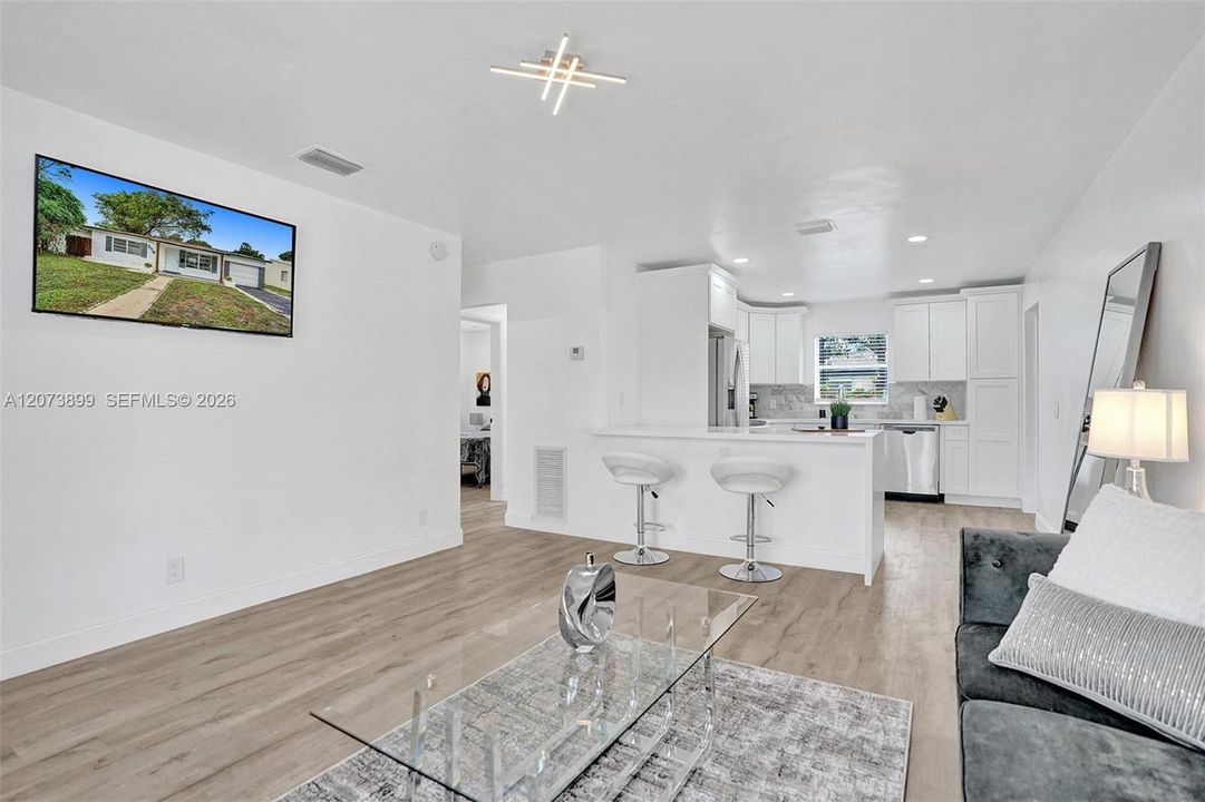 For Sale: $498,500 (2 beds, 1 baths, 841 Square Feet)