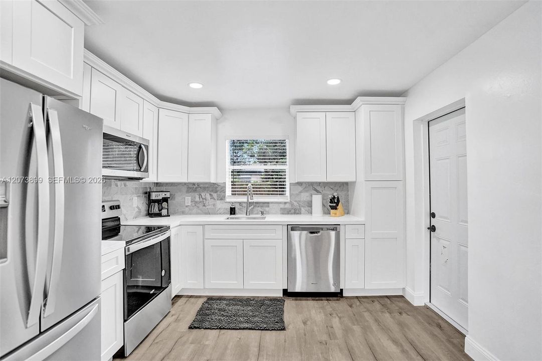 For Sale: $498,500 (2 beds, 1 baths, 841 Square Feet)