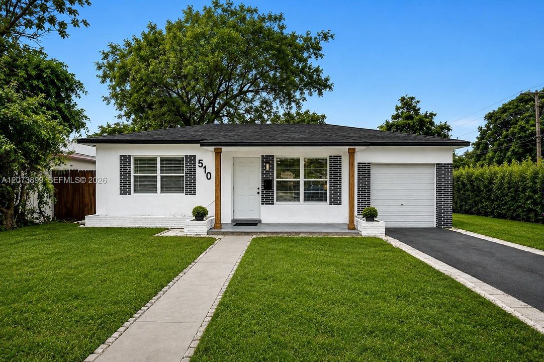 For Sale: $498,500 (2 beds, 1 baths, 841 Square Feet)