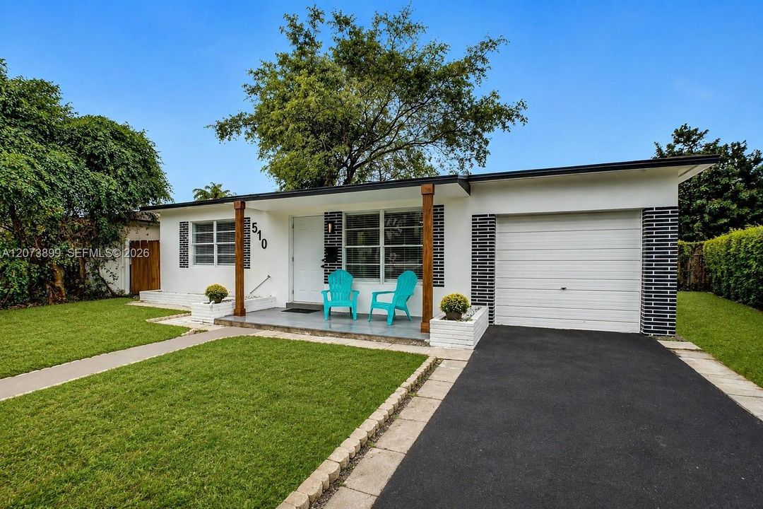 For Sale: $498,500 (2 beds, 1 baths, 841 Square Feet)