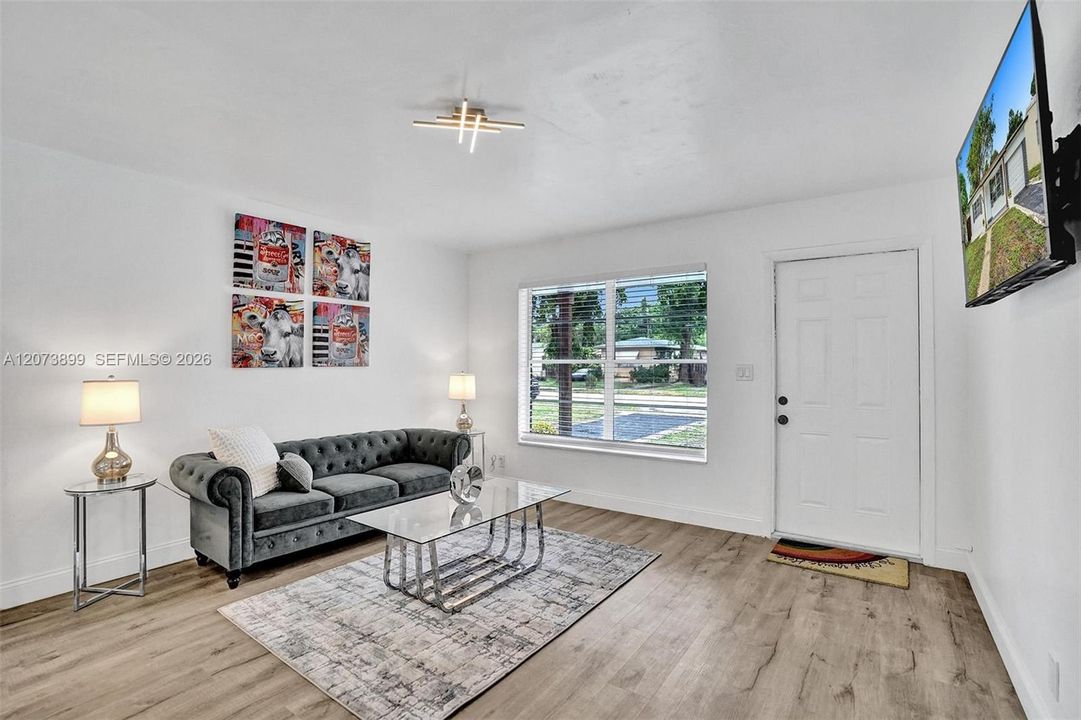 For Sale: $498,500 (2 beds, 1 baths, 841 Square Feet)