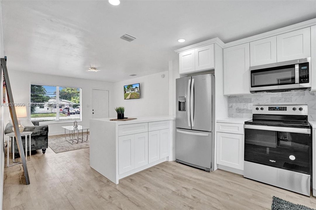 For Sale: $498,500 (2 beds, 1 baths, 841 Square Feet)