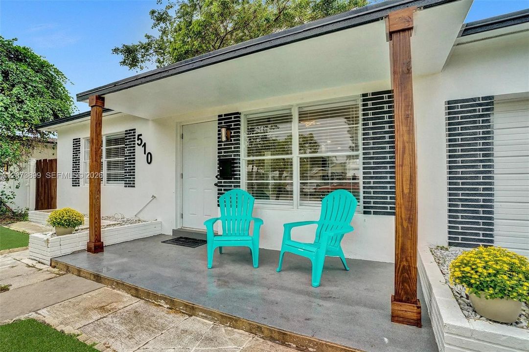 For Sale: $498,500 (2 beds, 1 baths, 841 Square Feet)