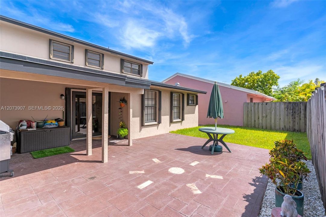 Под контрактом: $675,000 (4 спален, 3 ванн, 1892 Квадратных фут)