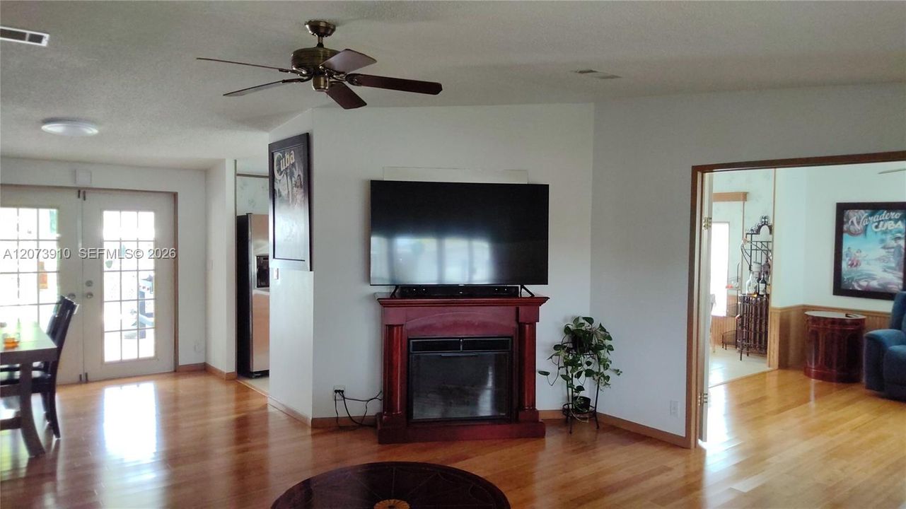 For Sale: $275,000 (3 beds, 2 baths, 1690 Square Feet)