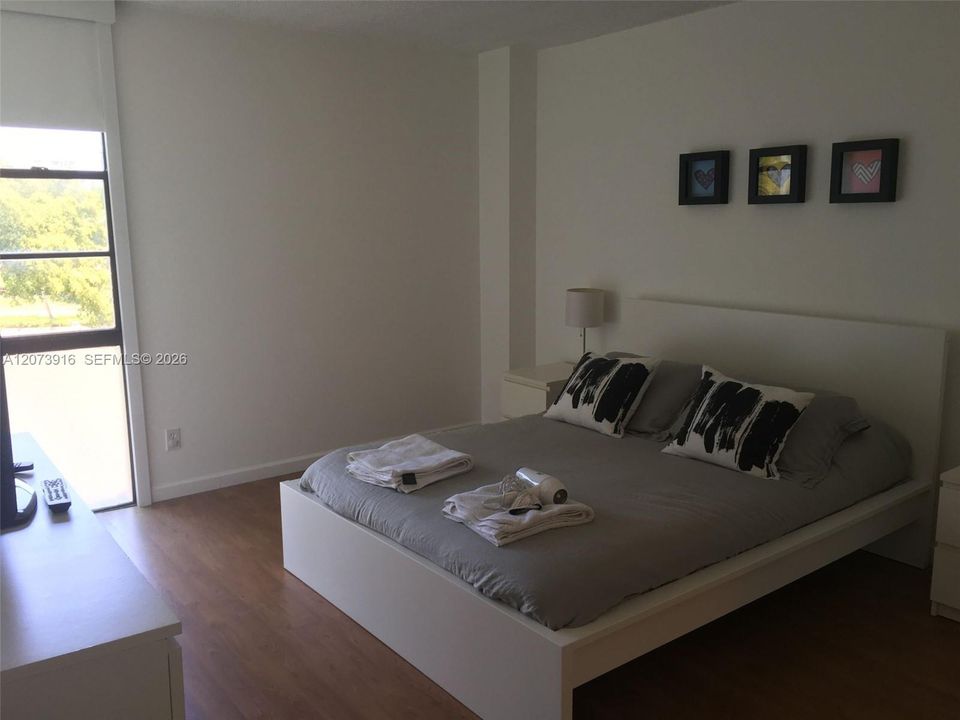 For Sale: $195,000 (1 beds, 1 baths, 741 Square Feet)
