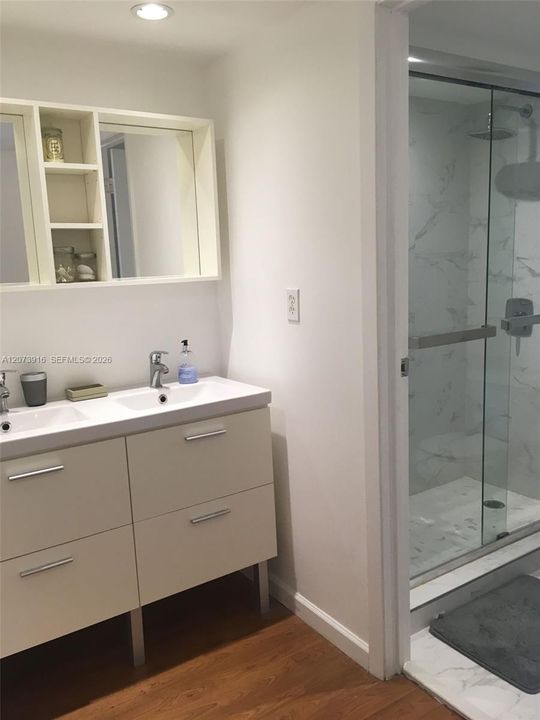 For Sale: $195,000 (1 beds, 1 baths, 741 Square Feet)
