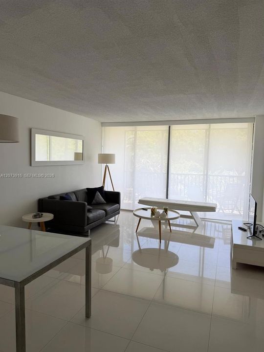 For Sale: $195,000 (1 beds, 1 baths, 741 Square Feet)