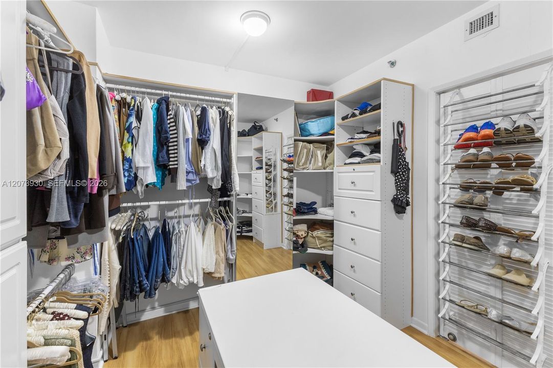 For Sale: $1,099,000 (2 beds, 2 baths, 1895 Square Feet)