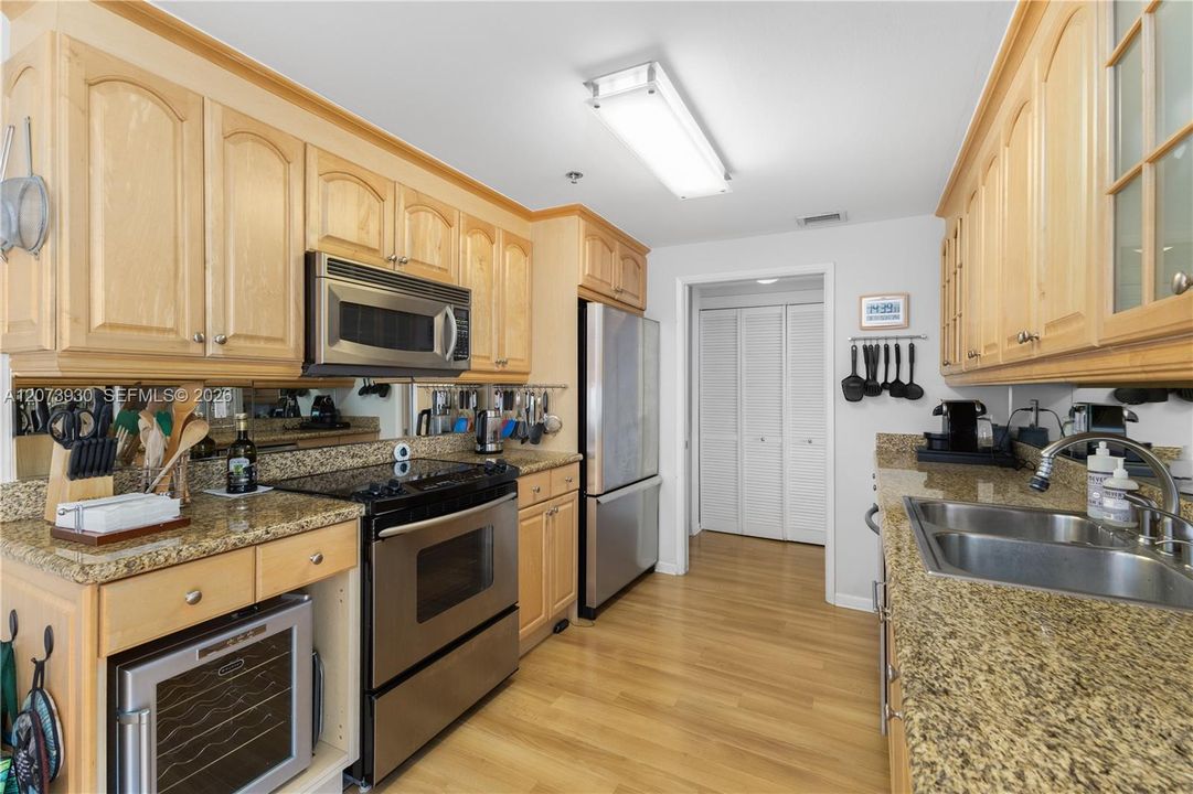 For Sale: $1,099,000 (2 beds, 2 baths, 1895 Square Feet)