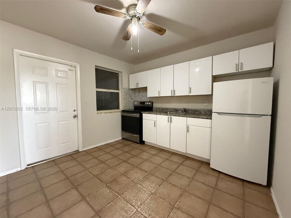 For Rent: $1,950 (2 beds, 1 baths, 1605 Square Feet)