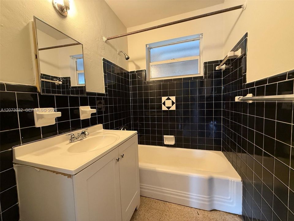 For Rent: $1,950 (2 beds, 1 baths, 1605 Square Feet)
