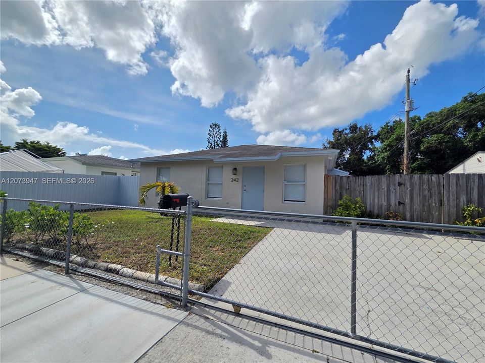 For Rent: $2,800 (2 beds, 2 baths, 928 Square Feet)