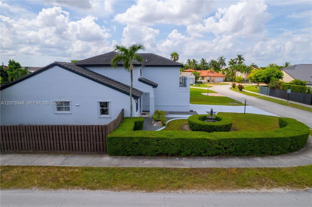 En Venta: $890,000 (4 camas, 2 baños, 2221 Pies cuadrados)