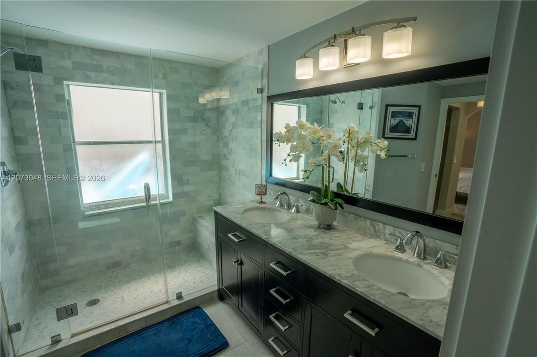 En Venta: $890,000 (4 camas, 2 baños, 2221 Pies cuadrados)