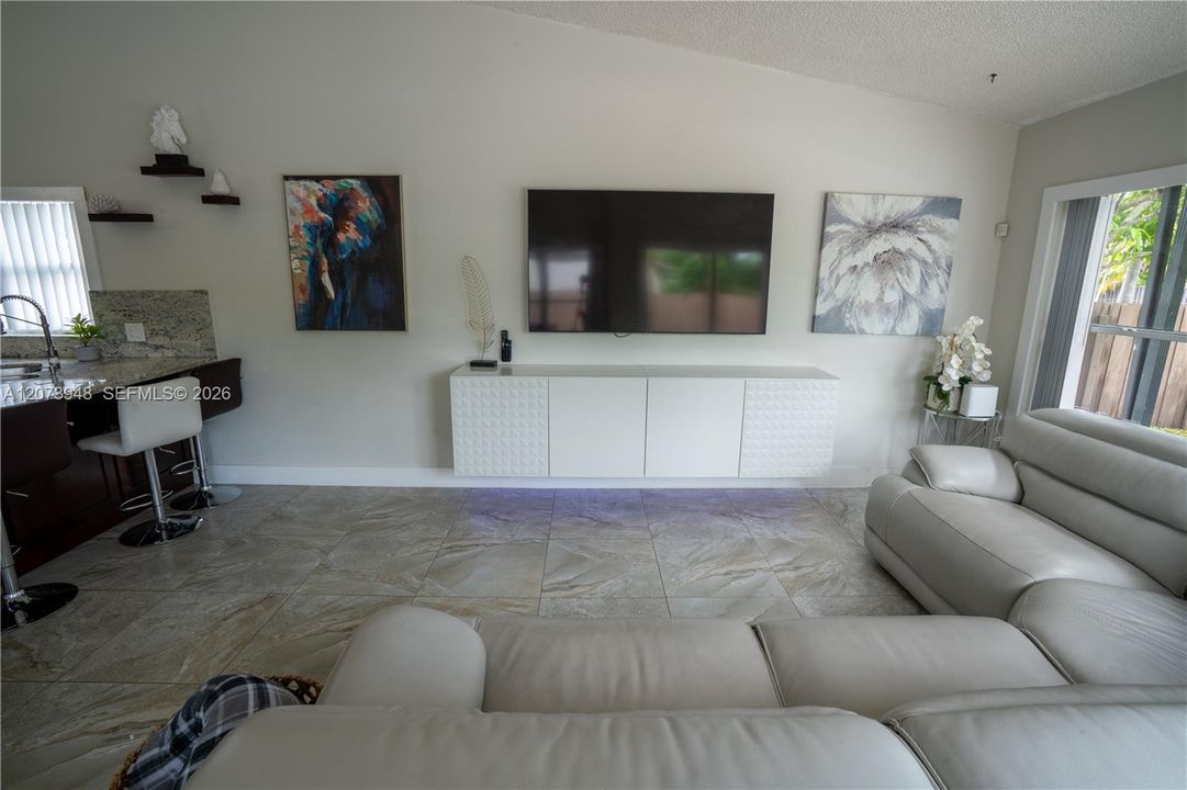 En Venta: $890,000 (4 camas, 2 baños, 2221 Pies cuadrados)