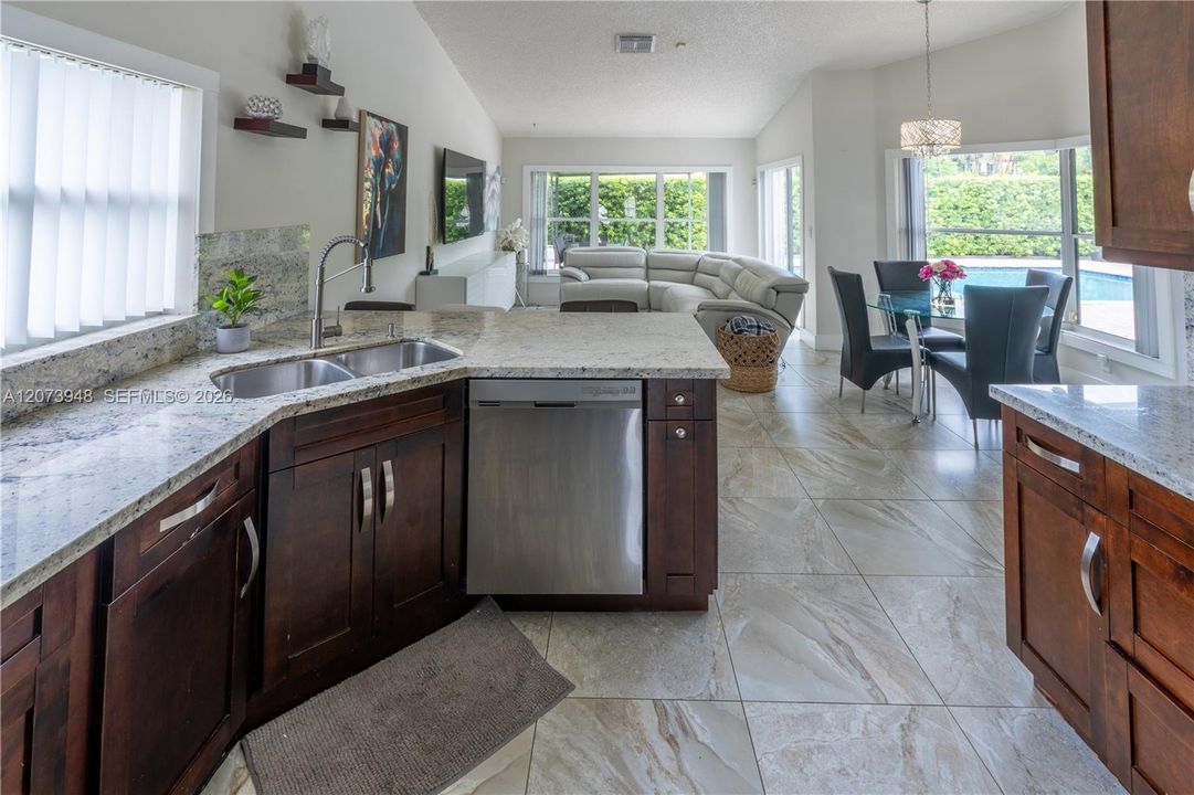 En Venta: $890,000 (4 camas, 2 baños, 2221 Pies cuadrados)