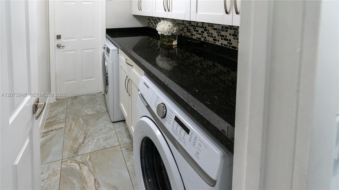 En Venta: $890,000 (4 camas, 2 baños, 2221 Pies cuadrados)
