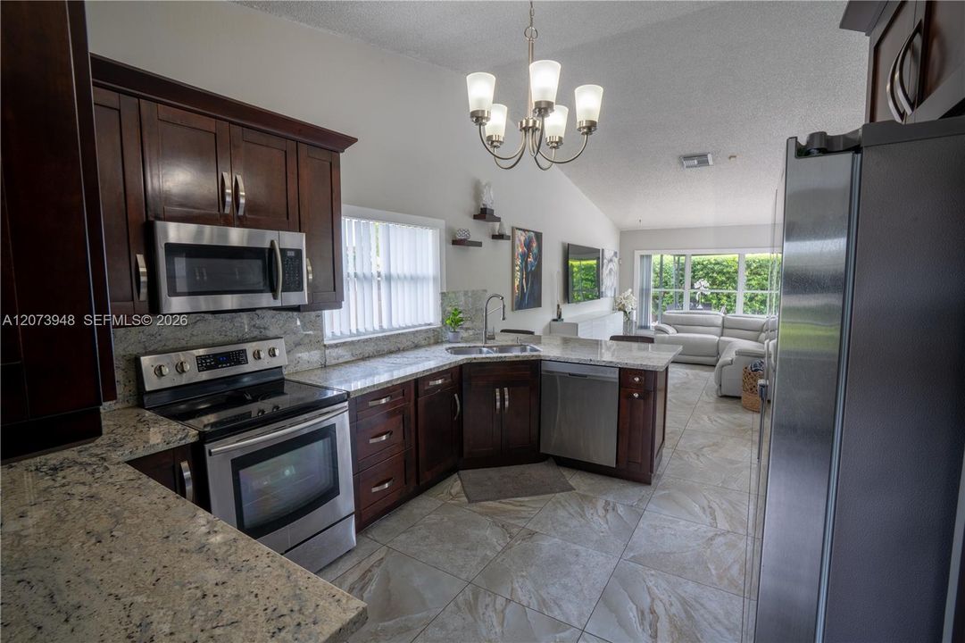 En Venta: $890,000 (4 camas, 2 baños, 2221 Pies cuadrados)