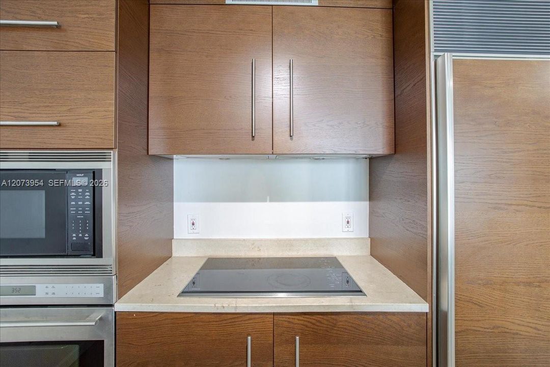 For Rent: $3,750 (1 beds, 1 baths, 816 Square Feet)