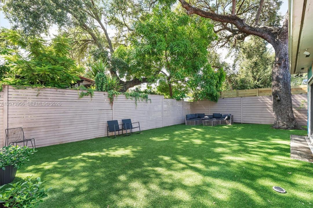 En Venta: $1,000,000 (3 camas, 2 baños, 1385 Pies cuadrados)