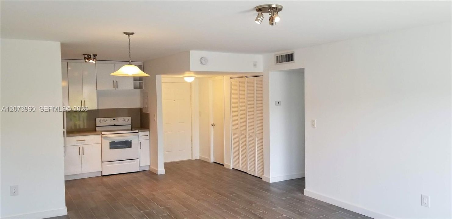 For Sale: $173,950 (1 beds, 1 baths, 740 Square Feet)