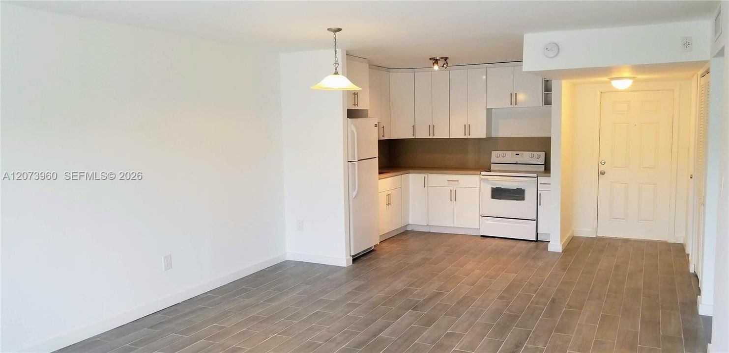 For Sale: $173,950 (1 beds, 1 baths, 740 Square Feet)
