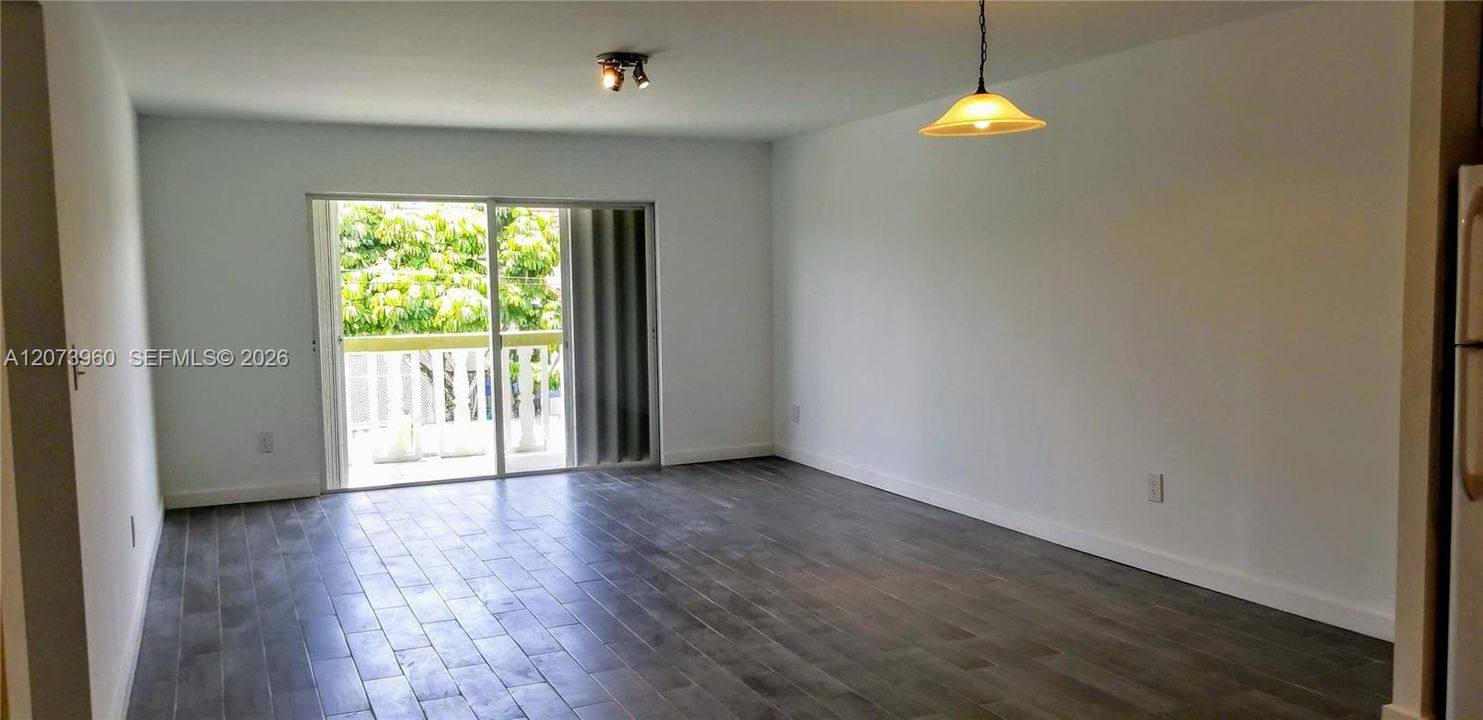For Sale: $173,950 (1 beds, 1 baths, 740 Square Feet)
