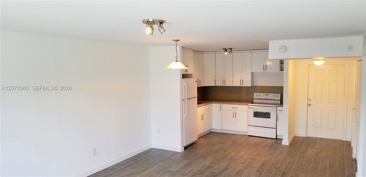 For Sale: $173,950 (1 beds, 1 baths, 740 Square Feet)