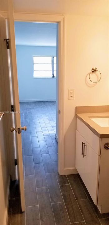 For Sale: $173,950 (1 beds, 1 baths, 740 Square Feet)