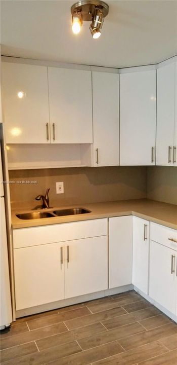 For Sale: $173,950 (1 beds, 1 baths, 740 Square Feet)